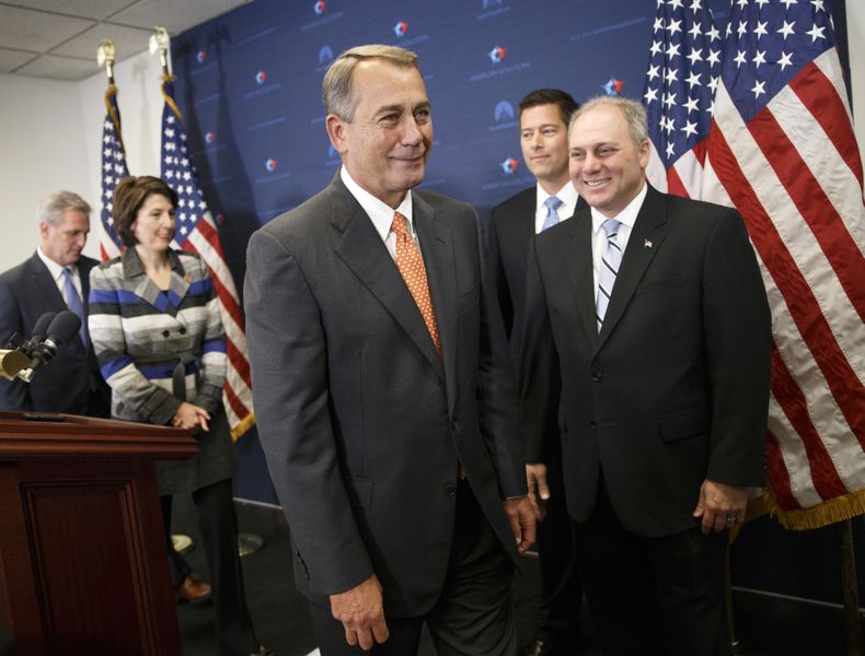 En esta fotograf&iacute;a de archivo del 18 de noviembre de 2014, el presidente de la C&aacute;mara de Representantes John Boehner, centro, termina una conferencia de prensa en el Capitolio, en Washington, luego de una reuni&oacute;n del consejo pol&iacut