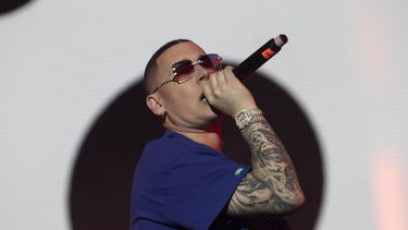 El rapero puertorriqueño Cosculluela durante su concierto en el Coca-Cola Flow Fest de la Ciudad de México el domingo 26 de noviembre de 2023. (Foto AP/Alejandro Godínez)