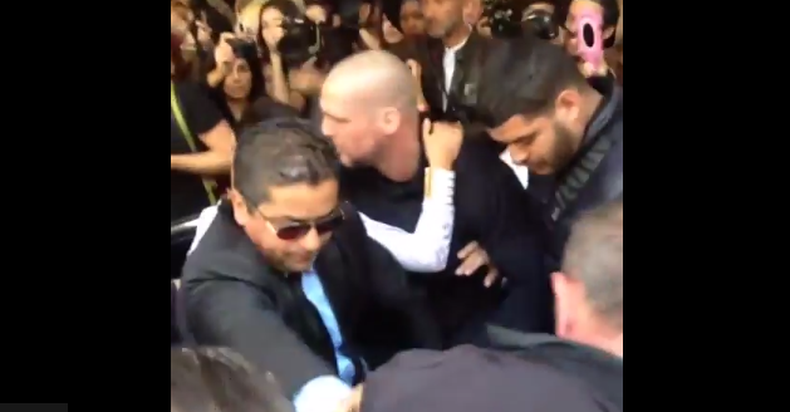 Kim Kardashian fue atacada cuando intentaba ingresar al show de Balmain en la Semana de la Moda de París. Un video del incidente muestra a la esposa de Kanyé West saliendo de un auto hacia una multitud de personas cuando, de pronto, un hombre cae a sus pi