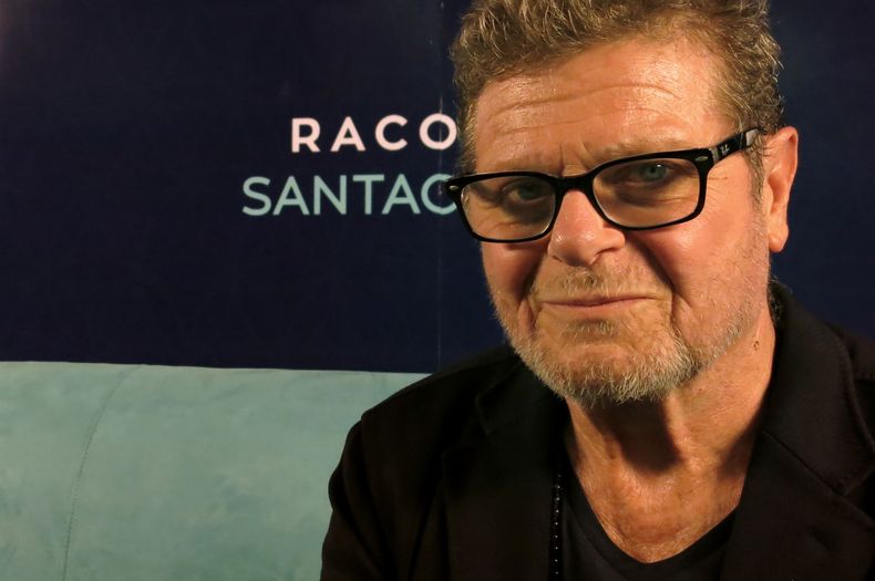 ARCHIVO – El músico y productor argentino Gustavo Santaolalla posa en la Ciudad de México el 7 de mayo de 2018. Santaolalla recibirá el Premio del Consejo Directivo de la Academia Latina de la Grabación en noviembre durante la semana del Latin Grammy. (Foto AP/Berenice Bautista, archivo)