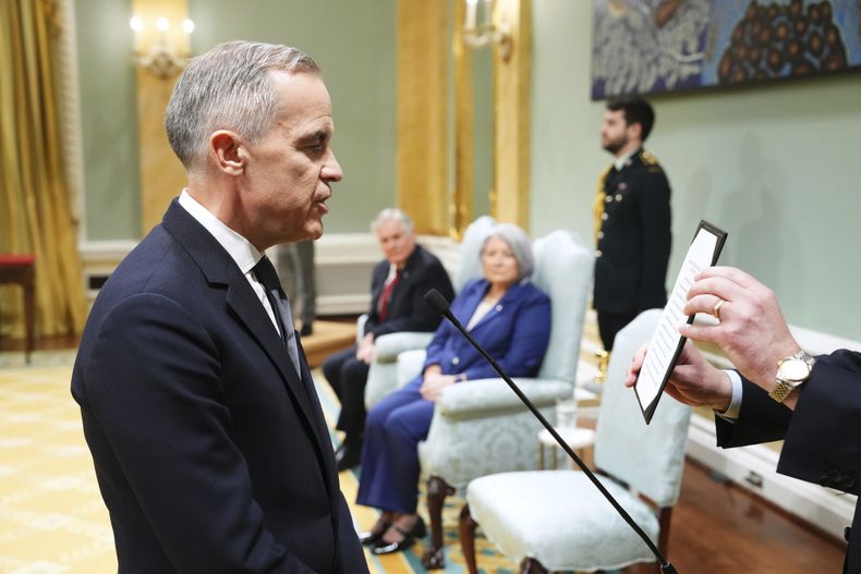 Mark Carney presta juramento como el nuevo primer ministro canadiense durante una ceremonia en Rideau Hall, en Ottawa, el viernes 14 de marzo de 2025. (Sean Kilpatrick/The Canadian Press vía AP)