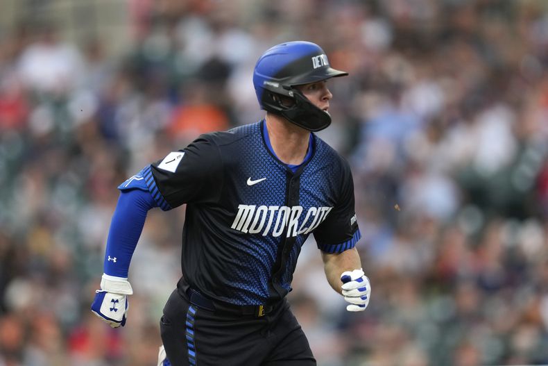 Colt Keith, de los Tigres de Detroit, corre al conectar un sencillo en el encuentro del viernes 24 de mayo de 2024 (AP Foto/Paul Sancya)