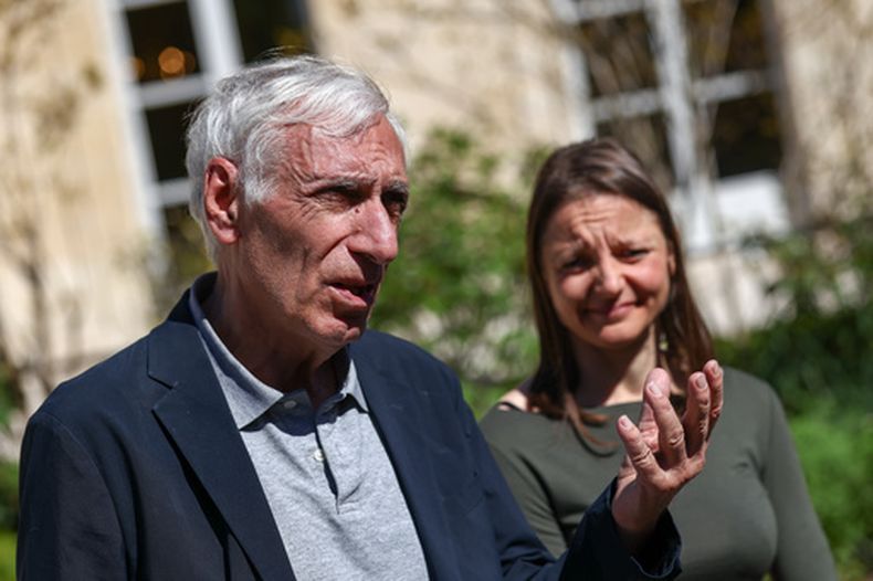 Jacques Paris, izquierda, y Cecile Kohler, ciudadanos franceses liberados tras estar detenidos durante tres años y medio en Irán, hablan con los medios de comunicación en el Palacio del Elíseo, donde fueron recibidos por el presidente francés Emmanuel Macron, en París, Francia, el miércoles 8 de abril de 2026. (Tom Nicholson/Pool Foto vía AP)