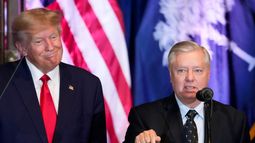 Donald Trump, entonces un expresidente, con el senador republicano Lindsey Graham en Columbia, Carolina del Sur, el 28 de enero del 2023. (AP foto/Alex Brandon)