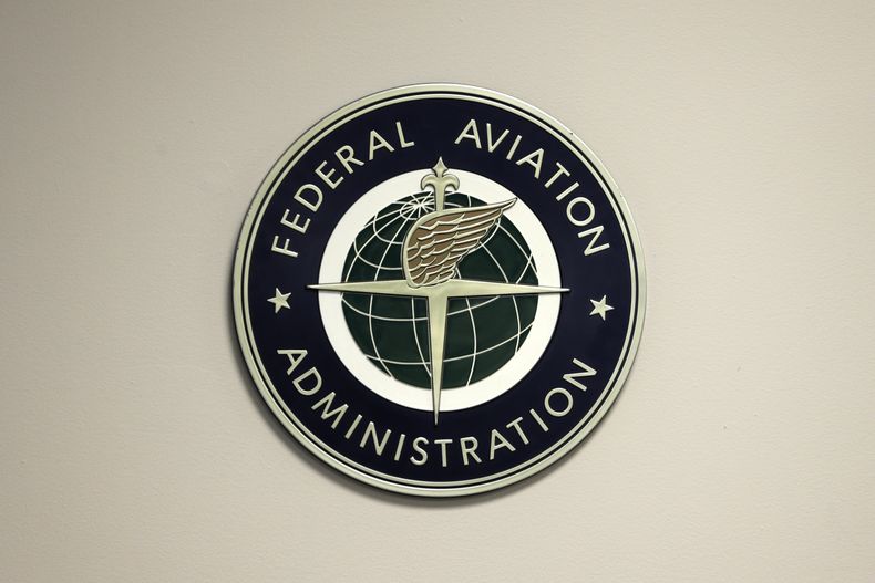 Un letrero de la Administración Federal de Aviación (FAA por sus iniciales en inglés) en la torre de control del Aeropuerto Internacional John F. Kennedy, el 16 de marzo de 2017, en Nueva York. (AP Foto/Seth Wenig, Archivo)