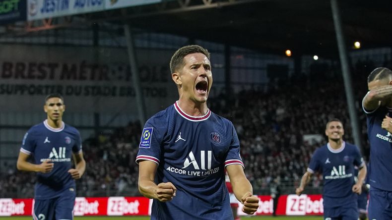 ARCHIVO - Ander Herrera del Paris Saint Germain celebra tras anotar un gol ante Brest en la liga francesa, el 20 de agosto de 2021. (AP Foto/Daniel Cole)