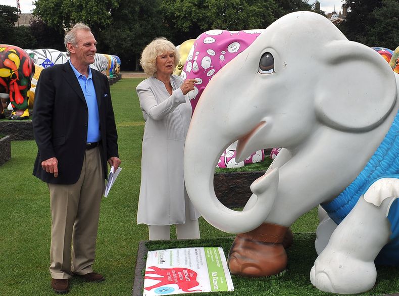 Esta fotograf&iacute;a de archivo del 24 de junio de 2010 muestra a Mark Shand, izquierda, hermano de la duquesa de Cornualles mientras le mostraba la escultura de un elefante llamada Sr. Cameron en una exhibici&oacute;n en los Jardines del Hospital Chels