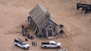 ARCHIVO - Esta fotografía aérea muestra el set de filmación de Rust, en Bonanza Creek Ranch, el 23 de octubre de 2021, en Santa Fe, Nuevo México. (Foto AP/Jae C. Hong, archivo)