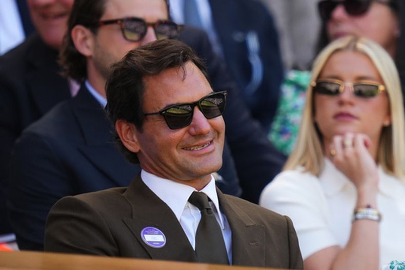 El extenista suizo Roger Federer asiste a los partidos de Wimbledon en el Palco Real el lunes 6 de julio del 2026. (AP Foto/Kirsty Wigglesworth)