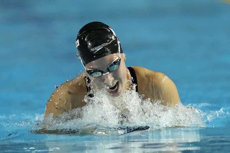 Kristen Romano, de Puerto Rico, compite en los 400 metros combinado individual de los Juegos Centroamericanos y del Caribe en San Salvador, el martes 27 de junio de 2023 (AP Foto/Arnulfo Franco)