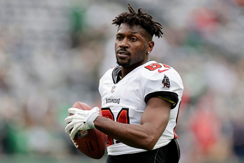 ARCHIVO - Foto del 2 de enero del 2022, el receptor de los Buccaneers de Tampa Bay Antonio Brown en el encuentro ante los Jets de Nueva York. (AP Foto/Adam Hunger, Archivo)