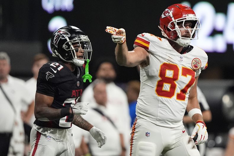 El ala cerrada de los Chiefs de Kansas City, Travis Kelce (87), celebra una atrapada contra el cornerback de los Falcons de Atlanta, Mike Hughes (21), durante la segunda mitad el domingo 22 de septiembre de 2024, en Atlanta. (AP Foto/Brynn Anderson)