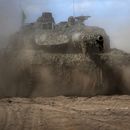 Un tanque militar del ejército alemán, un Leopard 2A6, maniobra durante una visita del presidente alemán, Frank-Walter Steinmeier, al campo de entrenamiento en Pabrade, Lituania, el 30 de mayo de 2023. (Foto AP/Mindaugas Kulbis, Archivo)