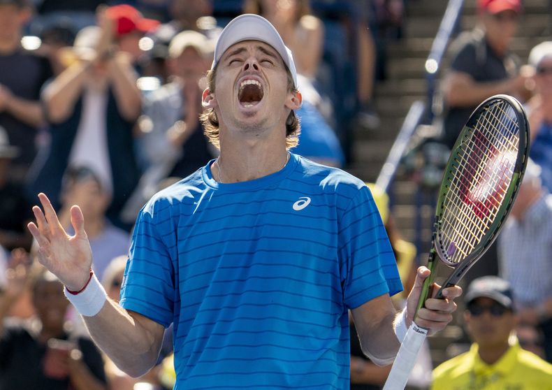 El australiano Alex de Miñaur festeja luego de vencer al español Alejandro Davidovich Fokina en la semifinal del Abierto de Toronto, el sábado 12 de agosto de 2023 (Spencer Colby/The Canadian Press via AP)