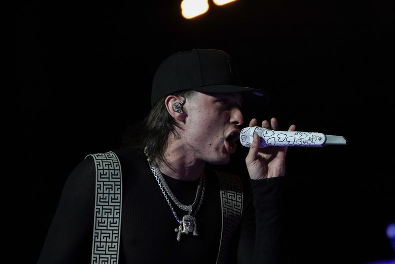 El cantante mexicano Peso Pluma durante su concierto el el Foro Sol de la Ciudad de México el sábado 11 de noviembre de 2023. (Foto AP/Aurea Del Rosario)