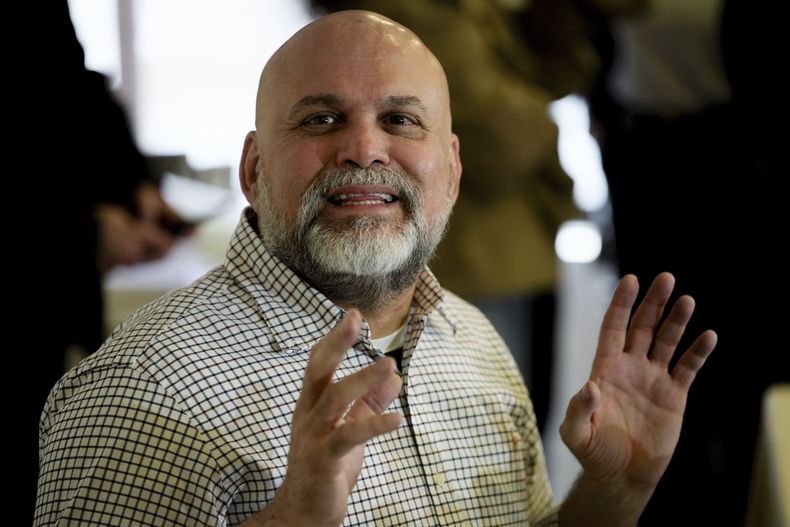 El exlíder paramilitar colombiano Salvatore Mancuso da una conferencia de prensa en Bogotá, Colombia, el día después de ser excarcelado, el jueves 11 de julio de 2024. El que fuera comandante de las Autodefensas Unidas de Colombia fue enviado a casa en febrero tras pagar una condena de cárcel por tráfico de drogas en Estados Unidos. (AP Foto/Iván Valencia)