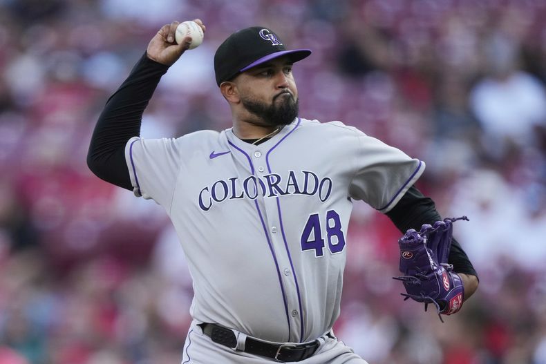 El venezolano Germán Márquez, de los Rockies de Colorado, lanza en el juego del viernes 11 de julio de 2025, ante los Rojos de Cincinnati (AP Foto/Carolyn Kaster)