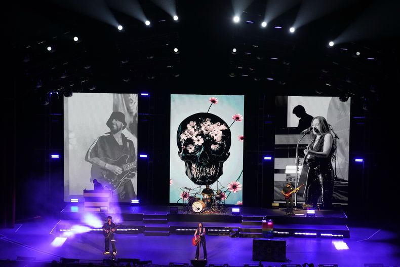 Jesse Huerta y Joy Huerta de Jesse & Joy se presentan en concierto en el Auditorio Nacional de la Ciudad de México, el miércoles 1 de octubre de 2025. (Foto AP/Marco Ugarte)