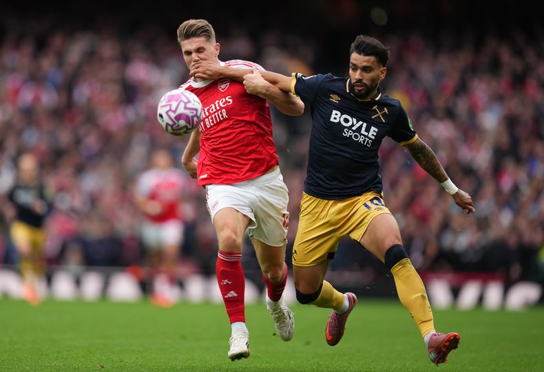 Viktor Gyoekeres (izquierda) de Arsenal y Lucas Paquetá de West Ham pugnan por el balón en el partido de la Liga Premier, el 4 de octubre de 2025, en Londres. (AP Foto/Kirsty Wigglesworth)