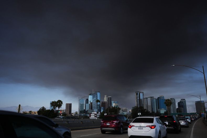 El cielo cubierto de humo a causa de un incendio en un almacén de Los Ángeles el miércoles 17 de junio de 2026. (AP Foto/Jae C. Hong)