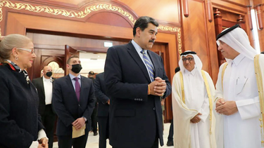 el dictador venezolano nicolas maduro viajo a qatar y abordo la cooperacion economica y comercial con el emir