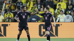 Yannick Bright (izquierda) y Lionel Messi celebran un gol del Inter Miami ante Columbus, el miércoles 2 de octubre de 2024, en un encuentro de la MLS (AP Foto/Jay LaPrete)