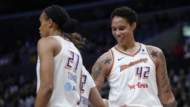 La jugadora del Mercury de Phoenix Brittney Griner (42) celebra una falta con una compañera durante la primera mitad del juego de la WNBA que enfrentó a su equipo con los Sparks de Los Ángeles, en Los Ángeles, el 19 de mayo de 2023. (AP Foto/Ashley Landis)