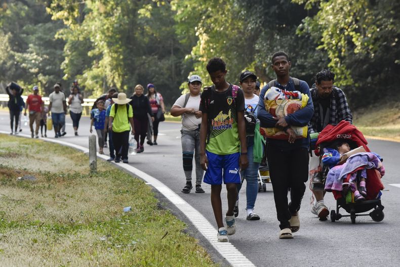 Migrantes avanzan por la autopista hacia Villa Comaltitlán, en el estado de Chiapas, al sur de México, el miércoles 27 de diciembre de 2023, en su ruta hacia la frontera norte con Estados Unidos. (AP Foto/Édgar H. Clemente)
