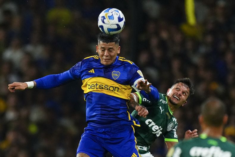 Faustino Rojo, de Boca Juniors de Argetnina, disputa un centro con Artur, de Palmeiras de Brasil, en la ida de las semifinales de la Copa Libertadores, el jueves 28 de septiembre de 2023 (AP Foto/Natacha Pisarenko)