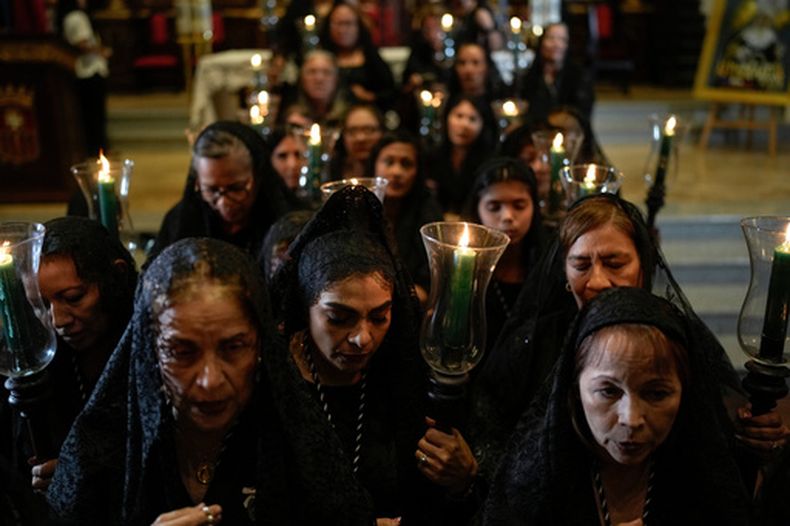 Católicos participan en una procesión de Semana Santa en el casco viejo de la Ciudad de Panamá, el 31 de marzo de 2026. (AP Foto/Matías Delacroix)