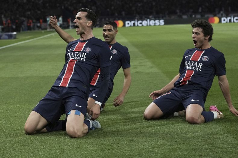 Fabián Ruiz festeja tras anotar el primer gol del Paris Saint-Germain ante Arsenal en la vuelta de las semifinales de la Liga de Campeones, el miércoles 7 de mayo de 2025, en París. (AP Foto/Aurelien Morissard)