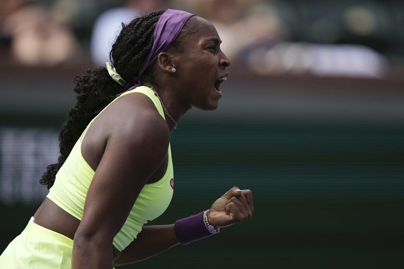 La estadounidense Coco Gauff celebra tras ganar un punto ante la italiana Lucia Bronzetti en el encuentro de Indian Wells el lunes 11 de marzo del 2024. (AP Foto/Mark J. Terrill)