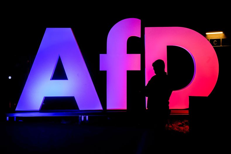 ARCHIVO - Un hombre, frente al logo de AfD en la sede del partido en Berlín, Alemania, el 23 de febrero de 2025, tras las elecciones generales en el país. (AP Foto/Michael Probst, archivo)