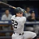Harrison Bader, de los Yanquis de Nueva York, batea un sencillo en el juego ante los Rays de Tampa Bay, el sábado 6 de mayo de 2023 (AP Foto/Chris OMeara)
