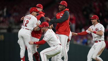 Rojos superan a Cachorros y evitan las 100 derrotas