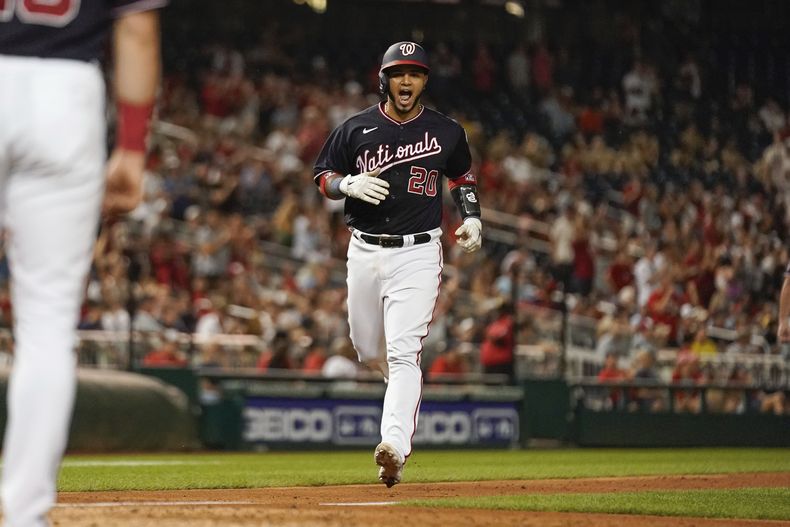 El venezolano Keibert Ruiz, de los Nacionales de Washington, anota en un jonrón de tres carreras ante los Medias Rojas de Boston, el miércoles 16 de agosto de 2023 (AP Foto/Andrew Harnik)