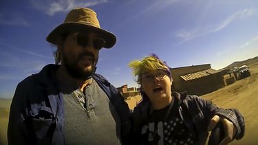 En esta captura de pantalla del video de una cámara de solapa proporcionada por la Oficina del Jefe de Policía del Condado de Santa Fe, la armera de cine Hannah Gutiérrez-Reed, a la derecha, habla con un asistente del alguacil mientras un colega está junto a ella en el set de la película de vaqueros Rust, poco después del tiroteo fatal de la directora de fotografía Halyna Hutchins por parte de Alec Baldwin durante un ensayo, el 21 de octubre de 2021, en Nuevo México. Gutiérrez-Reed, quien está acusada de homicidio involuntario y manipulación de pruebas por la muerte de Hutchins. Los cargos contra Baldwin fueron desestimados en abril. (Santa Fe County Sheriffs Office vía AP)