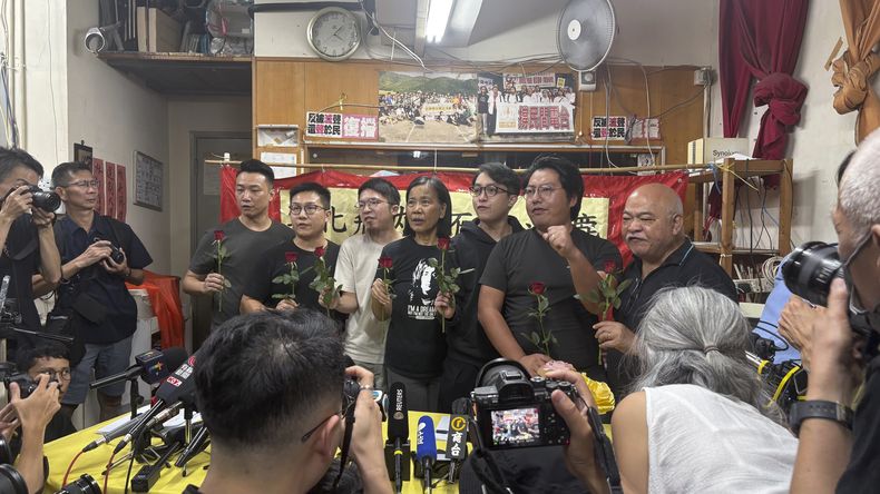 Miembros actuales y pasados de la Liga de Socialdemócratas, un partido político prodemocracia en Hong Kong, hablan en una conferencia de prensa en Hong Kong, el domingo 29 de junio de 2025. (AP Foto/Kanis Leung)