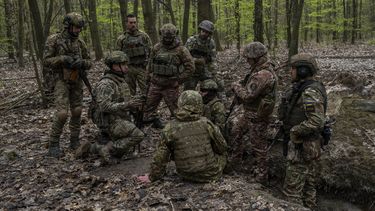 Miembros de la Brigada Bureviy de la Guardia Nacional de Ucrania participan en un ejercicio militar en la región de Kiev, el 27 de abril de 2023. (AP Foto/Bernat Armangué)