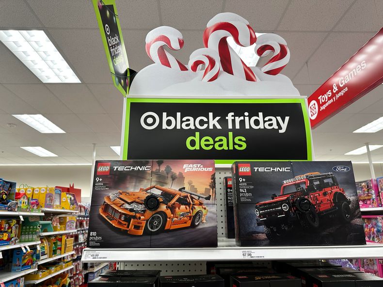Anuncios de precios especiales en juguetes por el Black Friday, miércoles 26 de noviembre de 2025, en una tienda Target en Denver. (Foto AP/David Zalubowski)