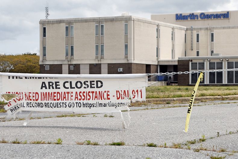ARCHIVO – El hospital general del condado de Martin luce vacío y abandonado detrás de una cadena desde su cierre en agosto de 2023 en Williamston, Carolina del Norte, el 10 de abril de 2024. (AP Foto/Karl B DeBlaker, Archivo)