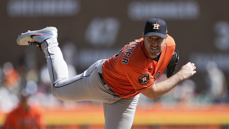 Justin Verlander, de los Astros de Houston, lanza frente a los Tigres de Detroit en la quinta entrada del juego de béisbol del domingo 27 de agosto de 2023, en Detroit. (AP Foto/Paul Sancya)