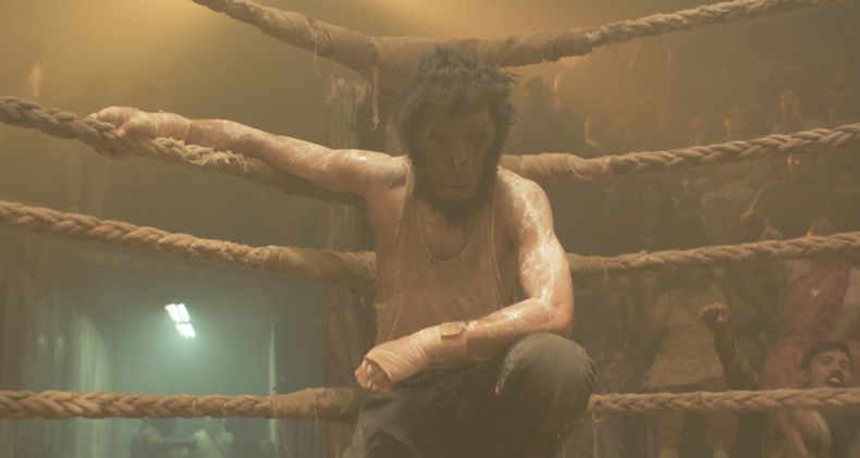 En esta imagen proporcionada por Universal Pictures, una escena de Monkey Man. (Universal Pictures vía AP)