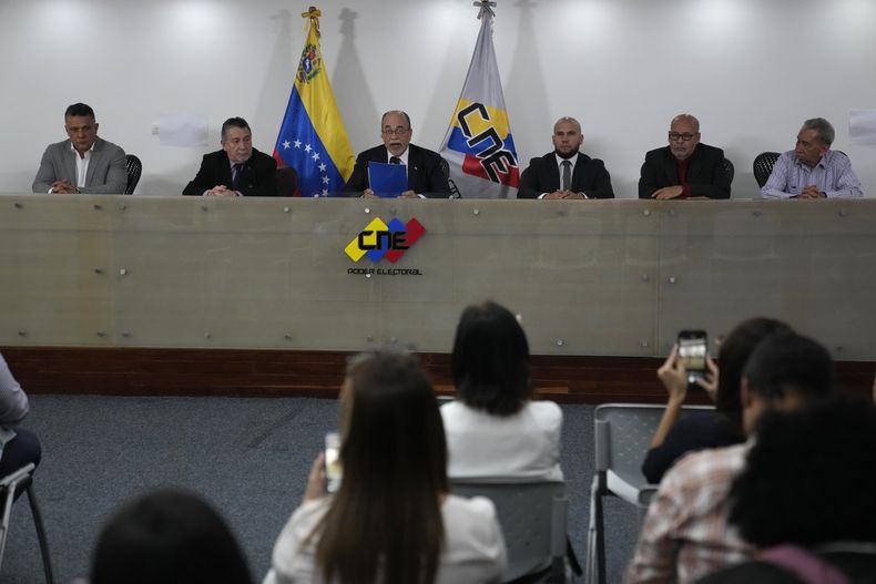 Pedro Calzadilla, presidente del Consejo Nacional Electoral (CNE), en el centro, anuncia la renuncia de miembros de la junta del consejo en Caracas, Venezuela, el jueves 15 de junio de 2023. (AP Foto/Ariana Cubillos)
