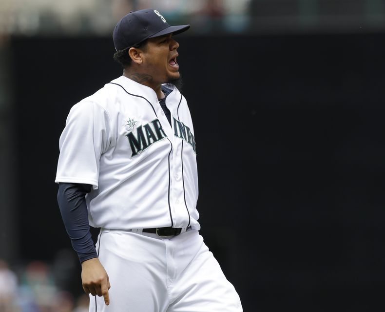 El pitcher abridor de los Marineros de Seattle, F&eacute;lix Hern&aacute;ndez, durant su partido contra los Indios de Cleveland, el 29 de junio de 2014 en Seattlel, EEUU. (AP Photo/Ted S. Warren)
