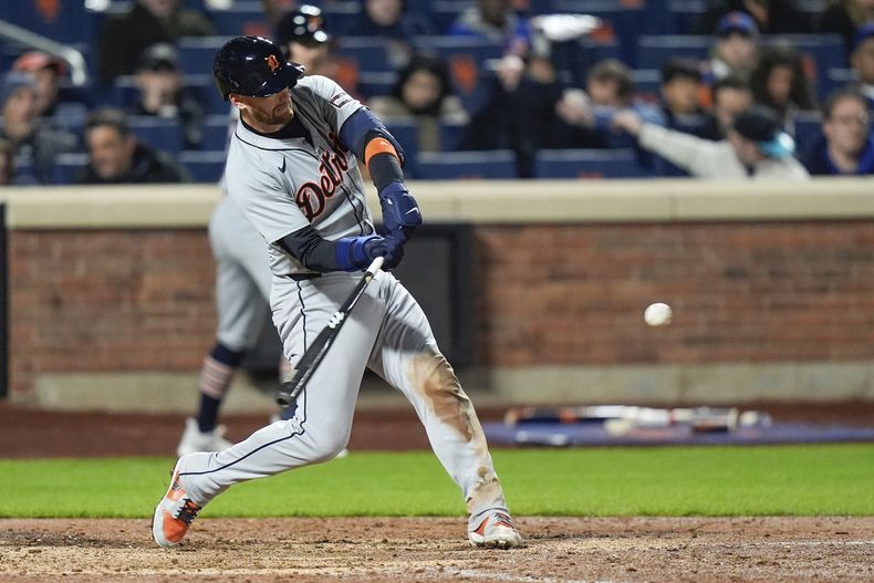 Carson Kelly, de los Tigres de Detroit, conecta jonrón de tres carreras durante la 10ma entrada del juego de béisbol en contra de los Mets de Nueva York, el lunes 1 de abril de 2024, en Nueva York. Los Tigres ganaron 5-0. (AP Foto/Frank Franklin II)