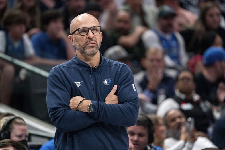 El entrenador de los Mavericks de Dallas Jason Kidd durante el partido contra los Clippers de Los Ángeles en los playoffs de la NBA, el domingo 28 de abril de 2024. (AP Foto/Jeffrey McWhorter)