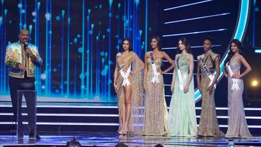 El presentador estadounidense Steve Harvey presenta a las cinco principales concursantes de Miss Universo: Miss Filipinas, Beatrice Gomez; Miss Colombia, Valeria Ayos; Miss Paraguay, Nadia Ferreira; Miss Sudáfrica, Lalela Mswane; y Miss India, Har