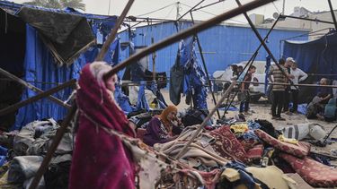 Palestinos inspeccionan los daños causados por un ataque aéreo israelí contra tiendas de campaña en el hospital Al-Aqsa, en Deir al-Balah, en el centro de la Franja de Gaza, el 17 de mayo de 2025. (AP Foto/Abdel Kareem Hana)