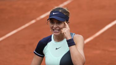 Medvedev y Badosa avanzan en Francia; cae Pliskova